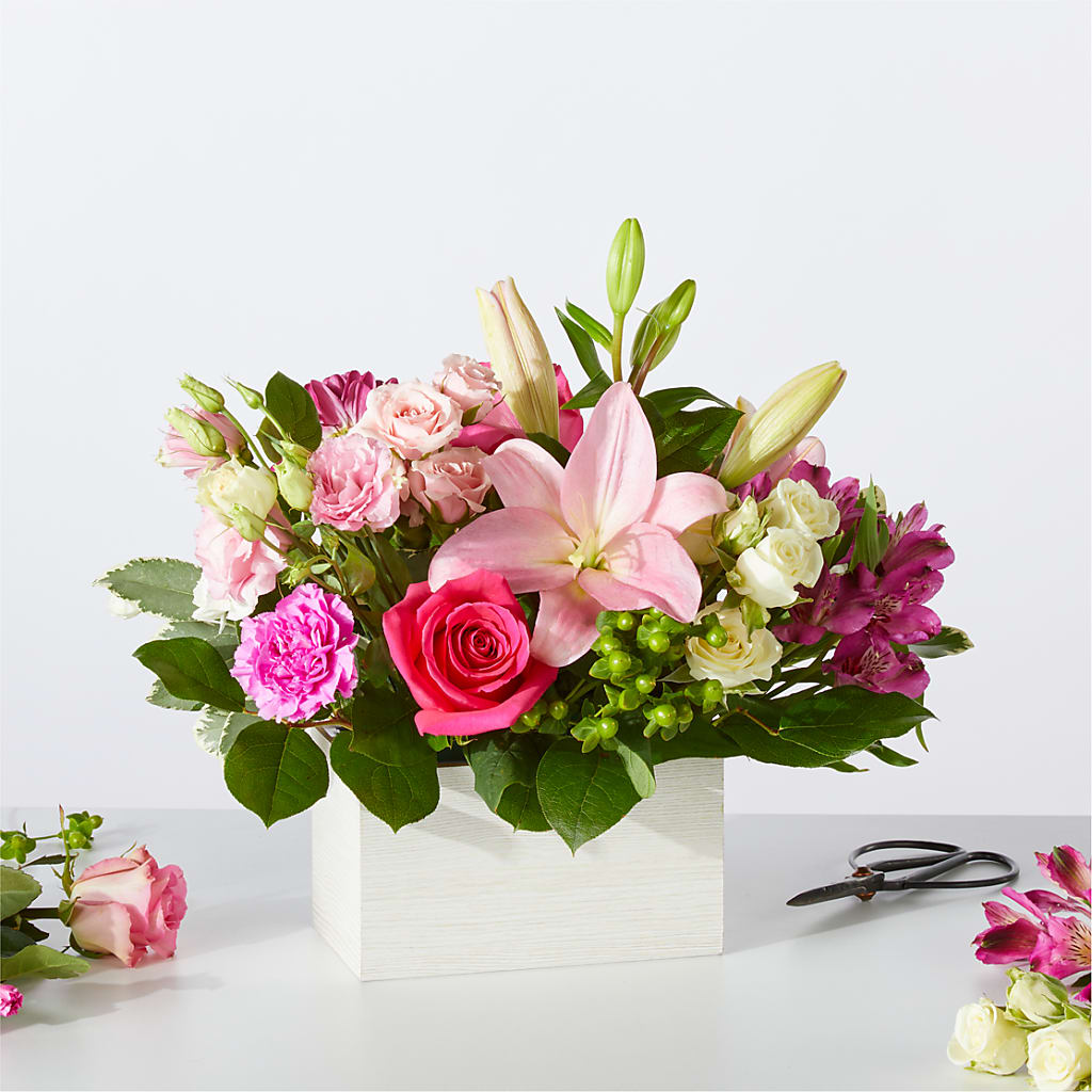 Sweetberry Box – A Florist Original – DEE'S FLORAL & DESIGNS, Fairmont MN