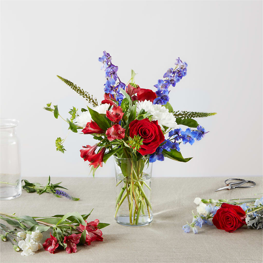 Star Spangled - A Florist Original – DEE'S FLORAL & DESIGNS, Fairmont MN