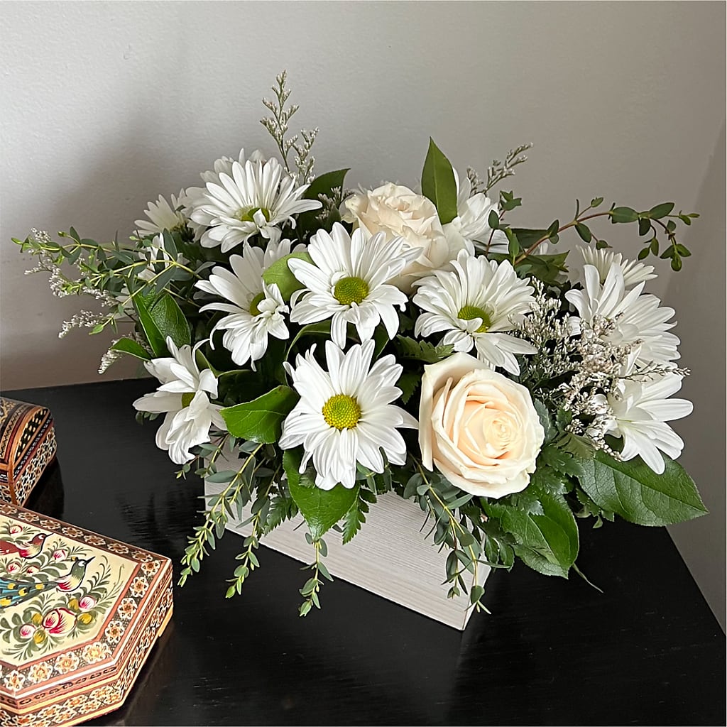 Fresh Linen Box Bouquet – DEE'S FLORAL & DESIGNS, Fairmont MN
