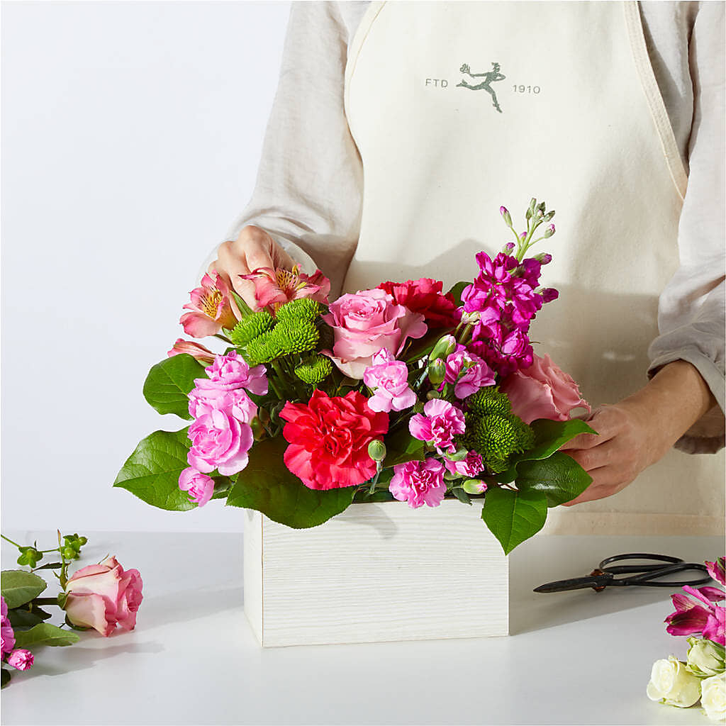 Sweetberry Box – A Florist Original – DEE'S FLORAL & DESIGNS, Fairmont MN