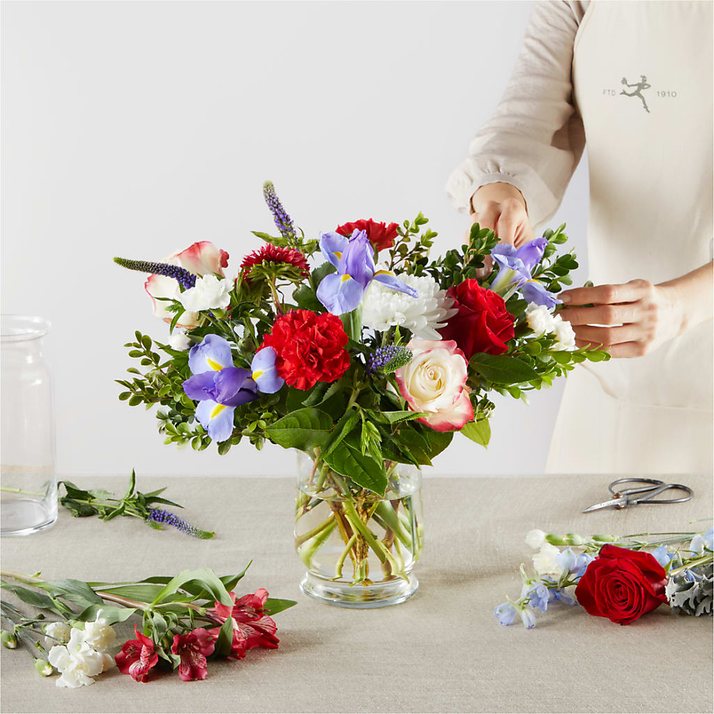 Star Spangled - A Florist Original – DEE'S FLORAL & DESIGNS, Fairmont MN